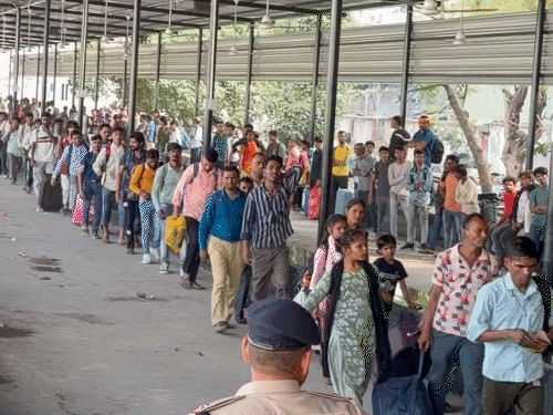 Gas Shortage: Workers Flee Punjab, Including Surat, Delhi.