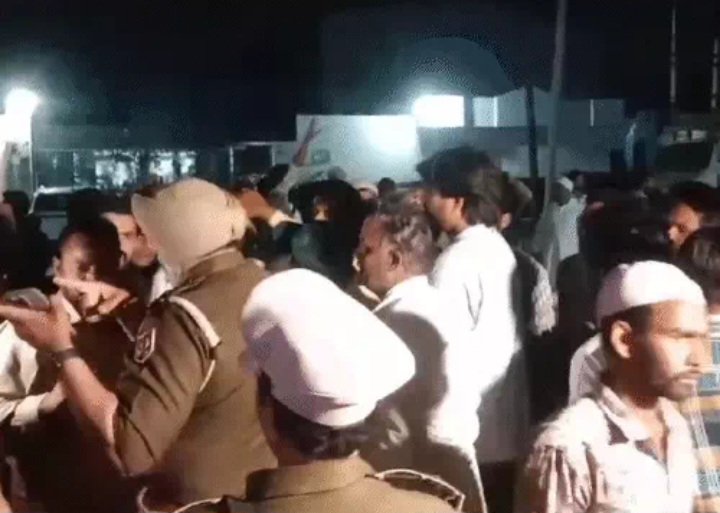 ਨਫਰਤ ਦੀ ਅੱਗ ਪੰਜਾਬ ਚ ਵੀ ਪੈਰ ਪਸਾਰਨ ਲੱਗੀ? ਲੁਧਿਆਣਾ, ਹੋਲੀ ਮਨਾਉਣ ਦੇ ਨਾਂ ਤੇ ਹੁੜਦੰਗ ਕਿੰਨਾ ਕੁ ਸਹੀ? ਜੁੰਮੇ ਦੀ ਨਮਾਜ਼ ਅਦਾ ਕਰਨ ਵਾਲਿਆਂ ਨਾਲ ਖਹਿਬੜੇ ਪਰਵਾਸੀ, 4 Screenshot 20250314 220522 Dainik Bhaskar