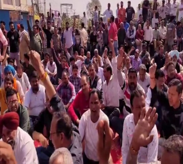 ਬੱਚਿਆਂ 'ਤੇ ਨੋਜਵਾਨ ਕੁੜੀਆਂ ਨਾਲ ਅਪਰਾਧਿਕ ਘਟਨਾਵਾਂ ਲਗਾਤਾਰ ਵਾਪਰ ਰਹੀਆਂ ਹਨ, ਪਿਛਲੇ ਕੁੱਝ ਦਿਨਾਂ ਚ ਨੋਜਵਾਨ ਕੁੜੀਆਂ ਦੇ ਲਾਪਤਾ ਹੋਣ ਦੇ ਮਾਮਲੇ ਲਗਾਤਾਰ ਸਾਹਮਣੇ ਆ ਰਹੇ ਹਨ। ਜਿਨ੍ਹਾਂ ਨੇ ਮਾਪਿਆਂ ਦੇ ਮੱਥੇ ਤੇ ਚਿੰਤਾ ਦੀਆਂ ਲਕੀਰਾਂ ਪੈਦਾ ਕਰ ਦਿੱਤੀਆਂ ਨੇ। 1 Screenshot 20250315 092137 Chrome