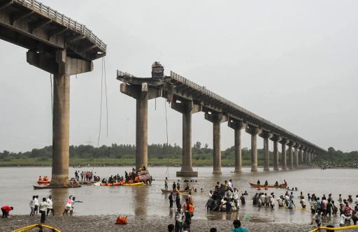 Gujarat Mahisagar river bridge collapses, 9-13 people dead, many injured 1 Gujarat Mahisagar river bridge collapses, 9-13 people dead, many injured