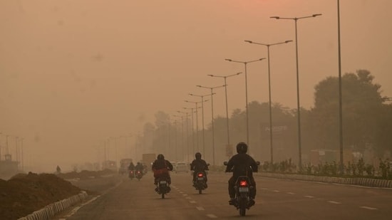 Delhi: 500-700 Crore Firecrackers Burst During Diwali Days, Blame for Pollution Shifted to Punjab 1 Delhi: 500-700 Crore Firecrackers Burst During Diwali Days, Blame for Pollution Shifted to Punjab